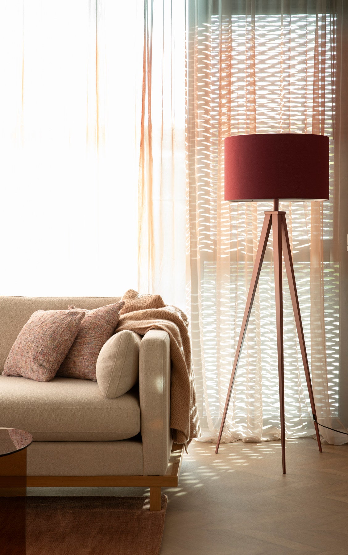 Stehleuchte Tripod in Rot präsentiert im Onlineshop von KAQTU Design AG. Stehleuchte ist von Zuiver