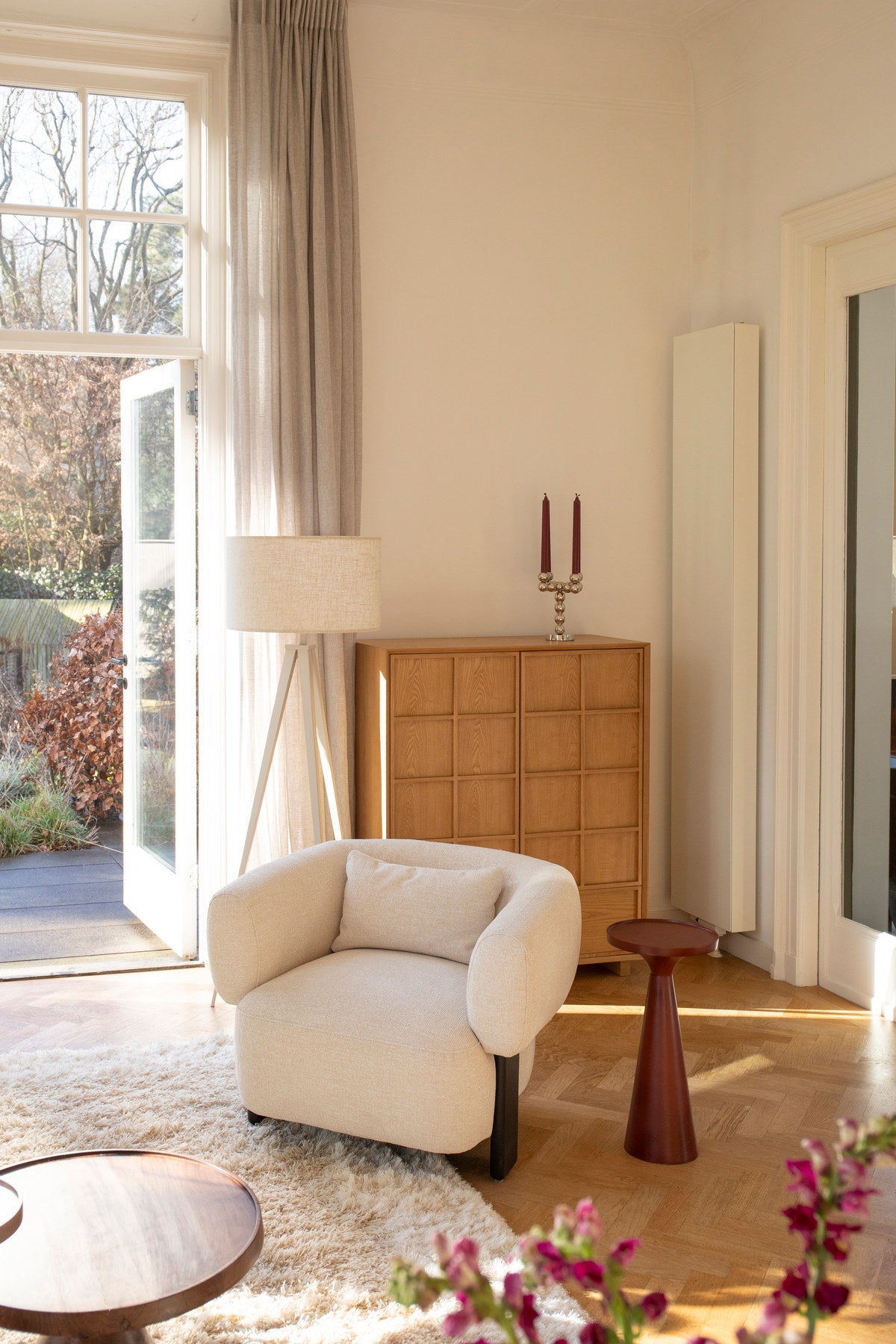 Stehleuchte Tripod in beige präsentiert im Onlineshop von KAQTU Design AG. Stehleuchte ist von Zuiver