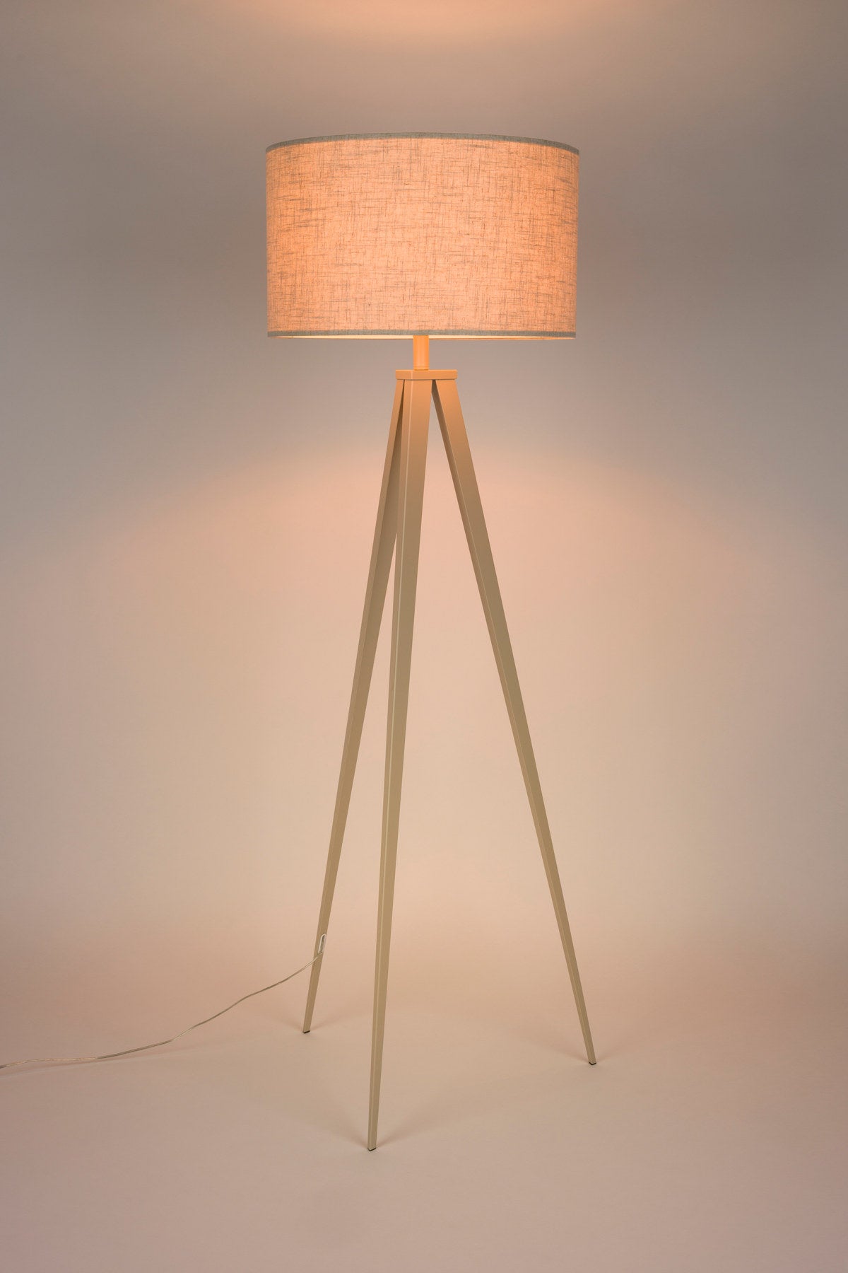 Stehleuchte Tripod in beige präsentiert im Onlineshop von KAQTU Design AG. Stehleuchte ist von Zuiver