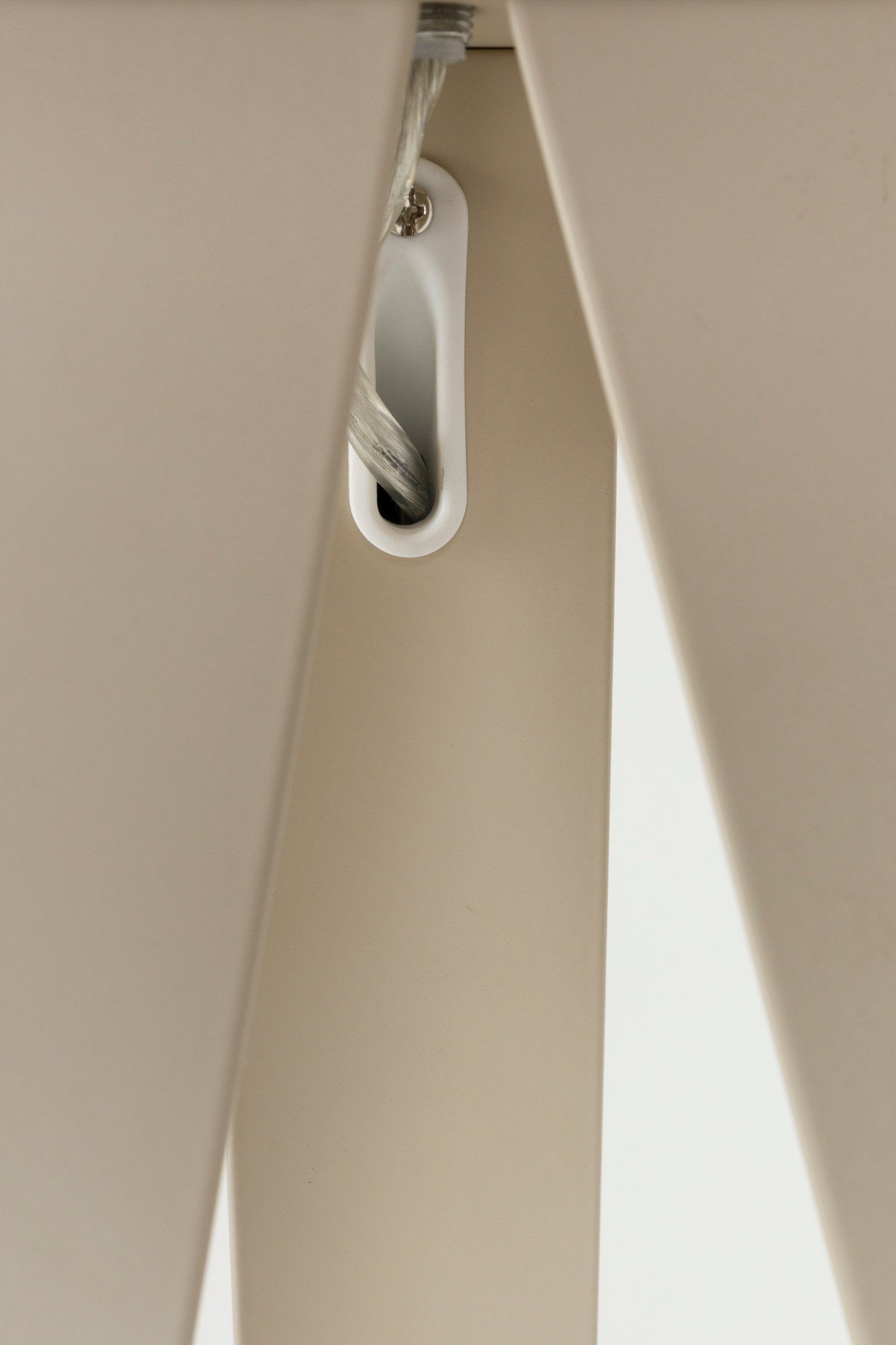Stehleuchte Tripod in beige präsentiert im Onlineshop von KAQTU Design AG. Stehleuchte ist von Zuiver