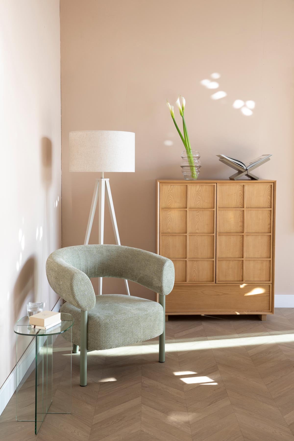 Stehleuchte Tripod in beige präsentiert im Onlineshop von KAQTU Design AG. Stehleuchte ist von Zuiver