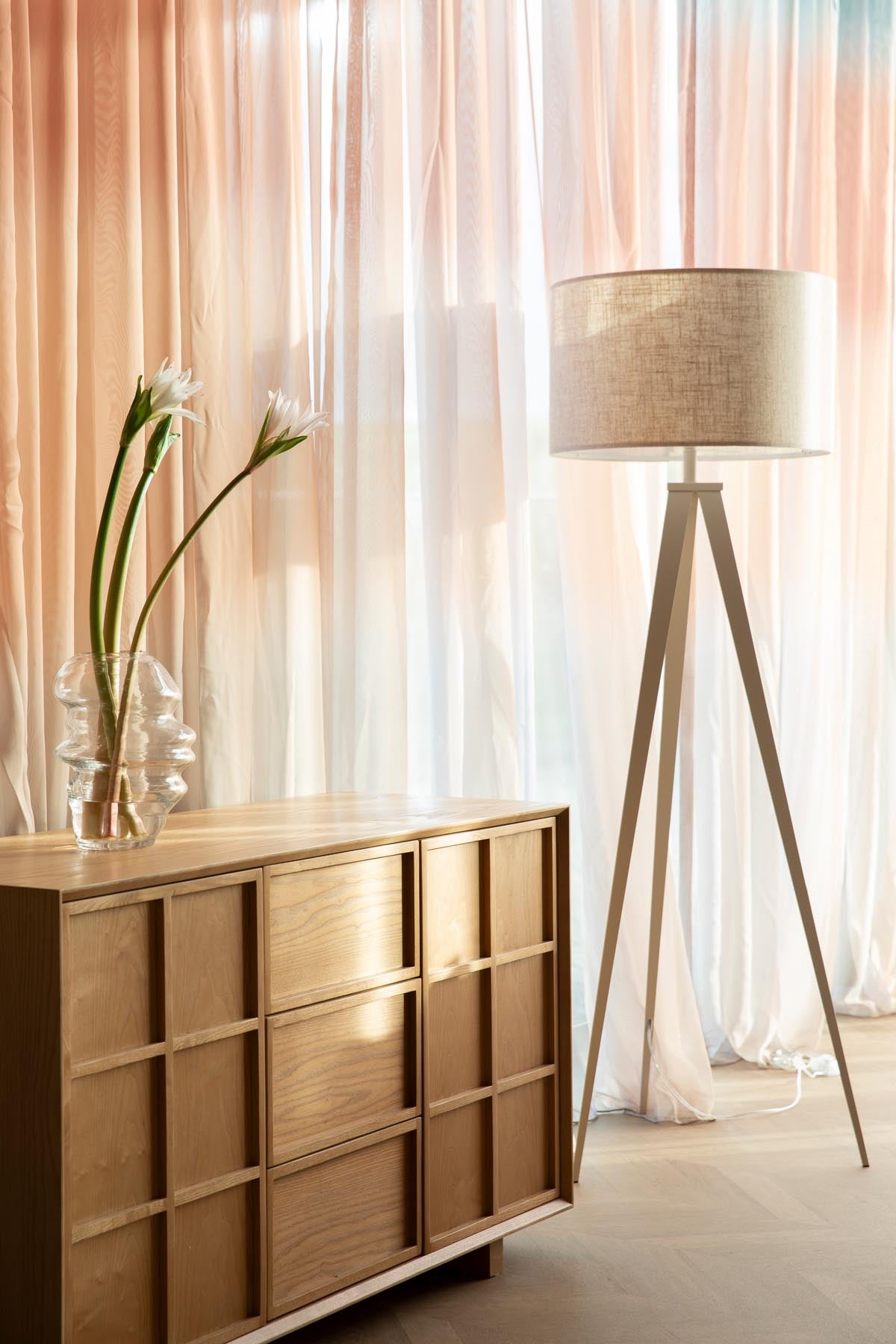 Stehleuchte Tripod in beige präsentiert im Onlineshop von KAQTU Design AG. Stehleuchte ist von Zuiver