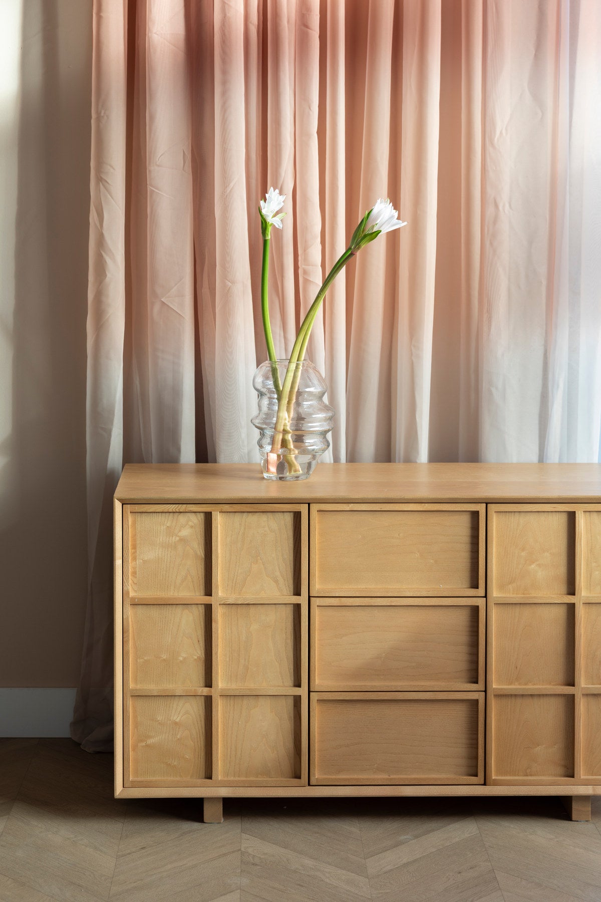 Sideboard Raster High in Natur präsentiert im Onlineshop von KAQTU Design AG. Sideboard ist von Zuiver