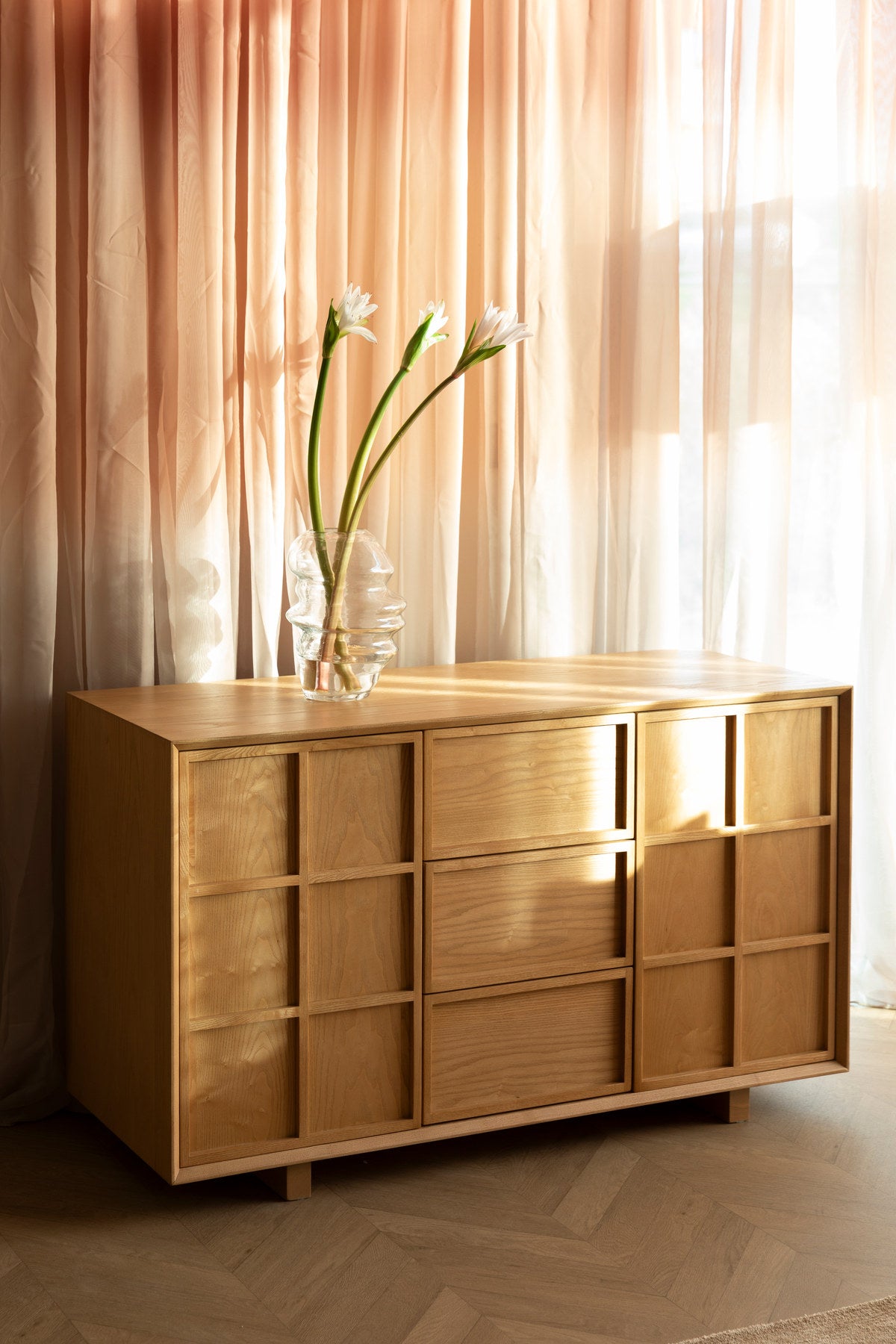 Sideboard Raster High in Natur präsentiert im Onlineshop von KAQTU Design AG. Sideboard ist von Zuiver
