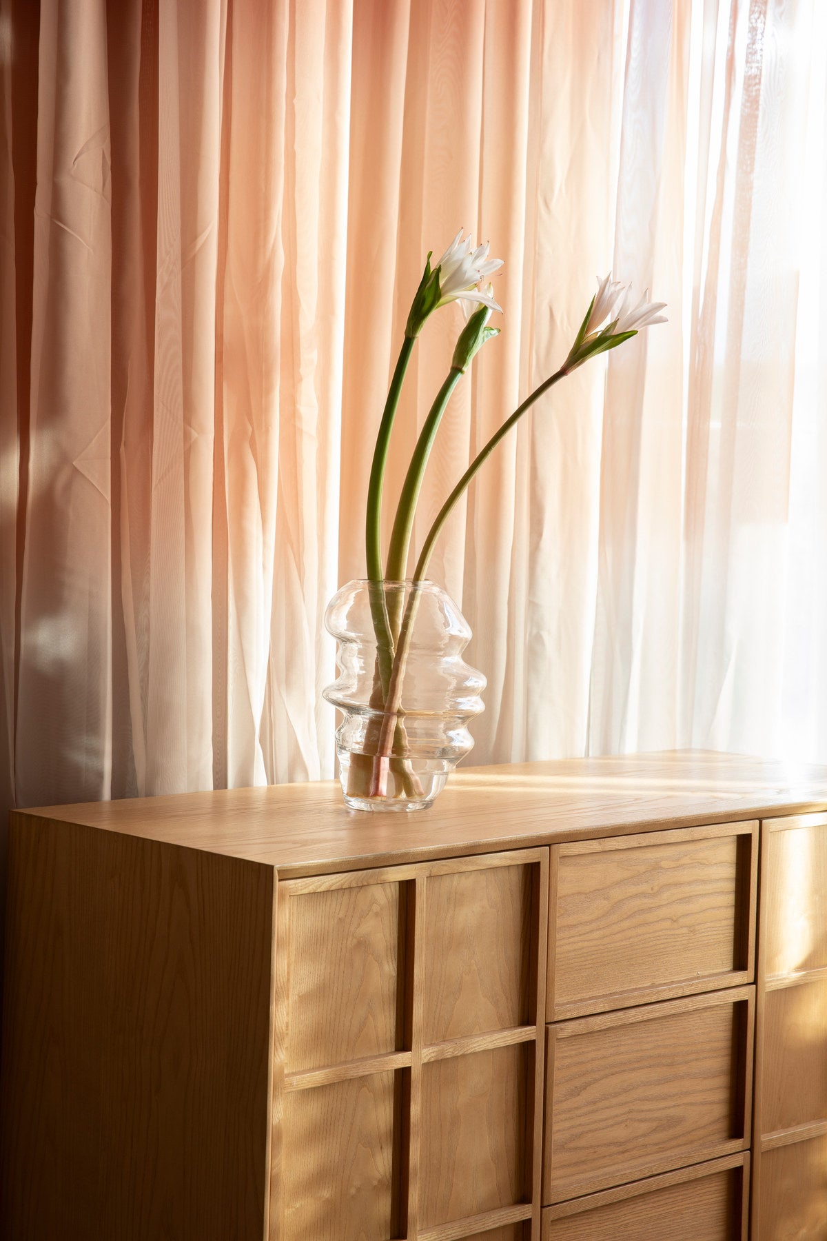 Sideboard Raster High in Natur präsentiert im Onlineshop von KAQTU Design AG. Sideboard ist von Zuiver