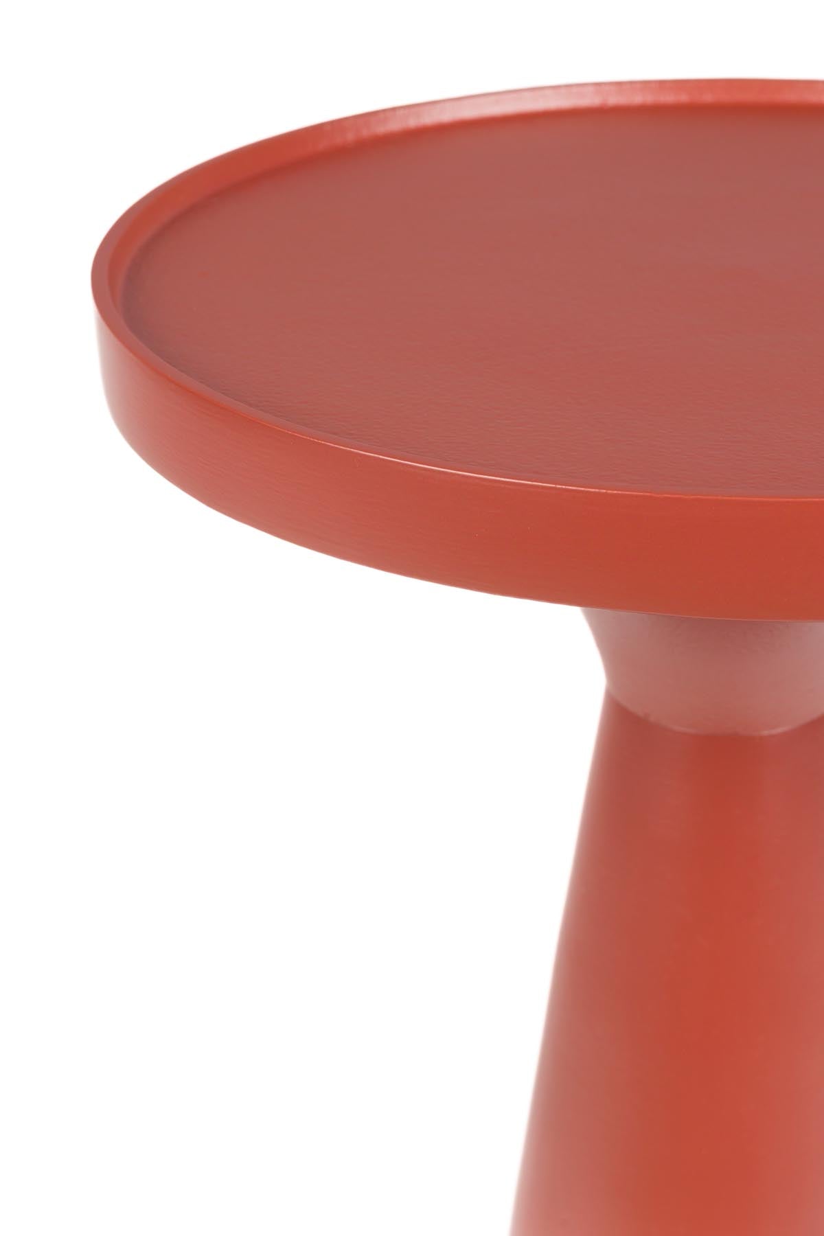 Moderner Beistelltisch Floss in lebhaftem Rot, ideal für stilvolle Akzente in jedem Raum. Ein einzigartiges Design von Zuiver.