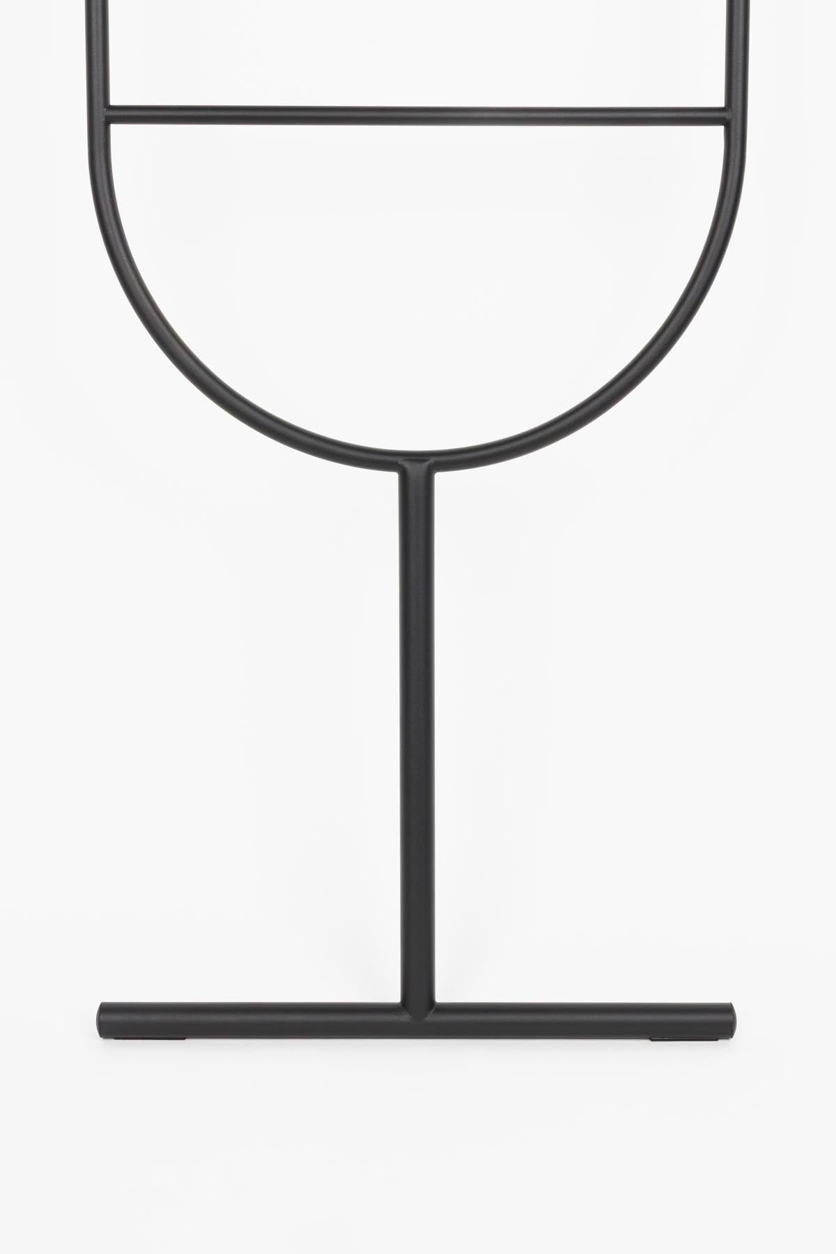 Schlichte und moderne Leiter Tess von Zuiver in elegantem Schwarz, perfekt für die stilvolle Organisation und Präsentation Ihrer Garderobe.