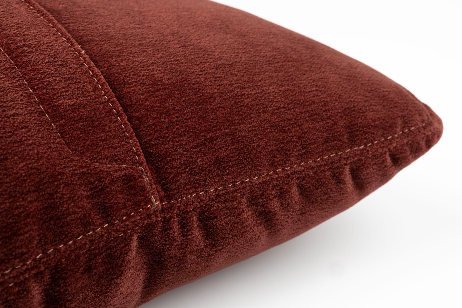 Kissen Nube in Rot präsentiert im Onlineshop von KAQTU Design AG. Deko Kissen ist von Zuiver