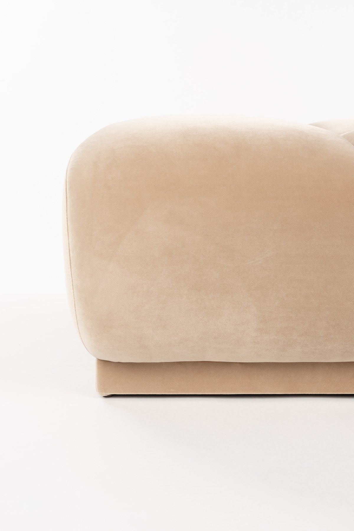 Beiger Hocker mit runden Formen, Polyesterbezug und Schaumstoffpolsterung, Modell Hazel von Zuiver, Masse 127x80x38 cm.