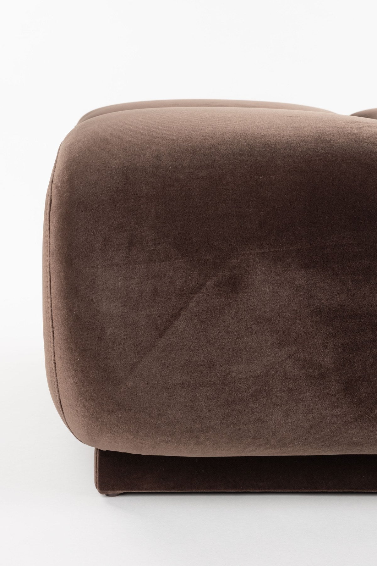 Gepolsterter Hocker Hazel Brown von Zuiver mit runder Form, brauner Polyester-Bezug und Schaumstofffüllung, Masse 127x80x38 cm.