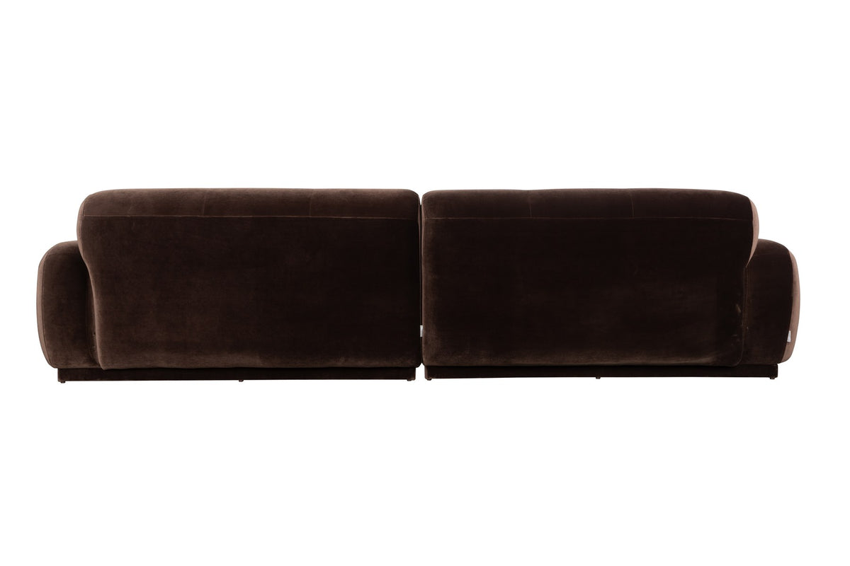 Braunes 5er Sofa Hazel von Zuiver mit Polyesterbezug, Schaumfüllung, sanften Rundungen und Rahmen aus massivem Gummibaumholz in Walnussfarbton.