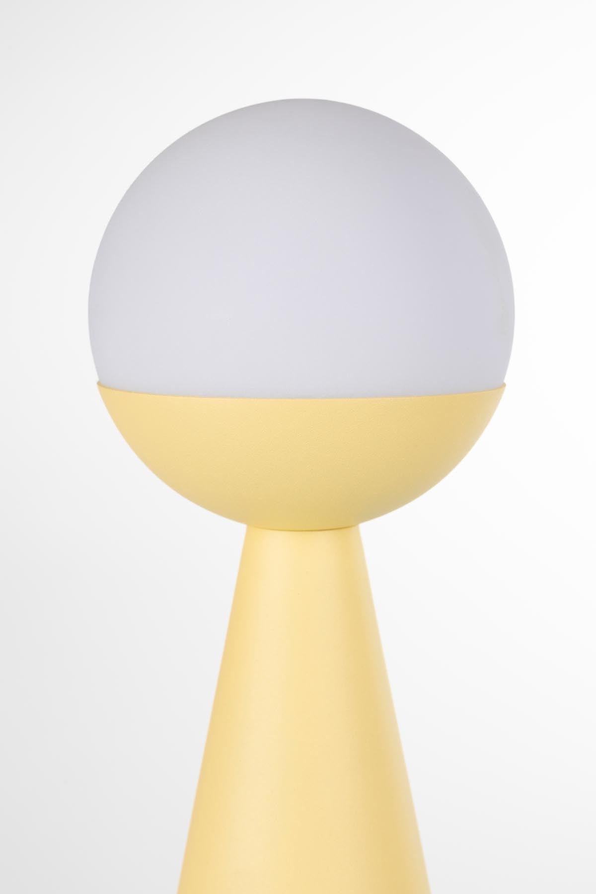 Tischlampe Bello in Gelb präsentiert im Onlineshop von KAQTU Design AG. Tischleuchte ist von Zuiver