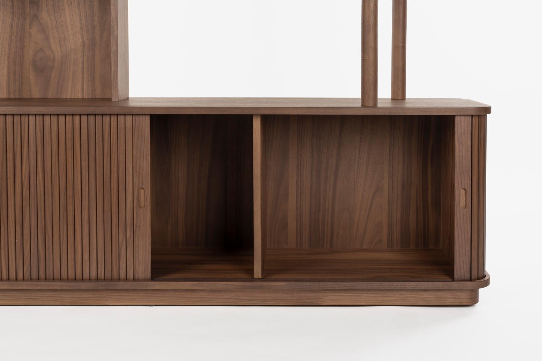 Bücherregal Barbier in Braun präsentiert im Onlineshop von KAQTU Design AG. Cabinet ist von Zuiver