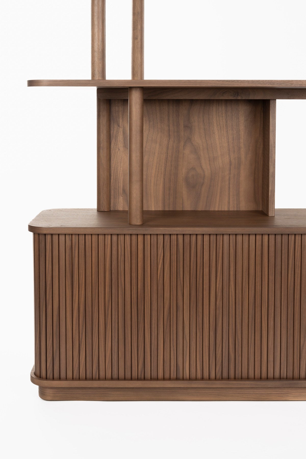 Bücherregal Barbier in Braun präsentiert im Onlineshop von KAQTU Design AG. Cabinet ist von Zuiver