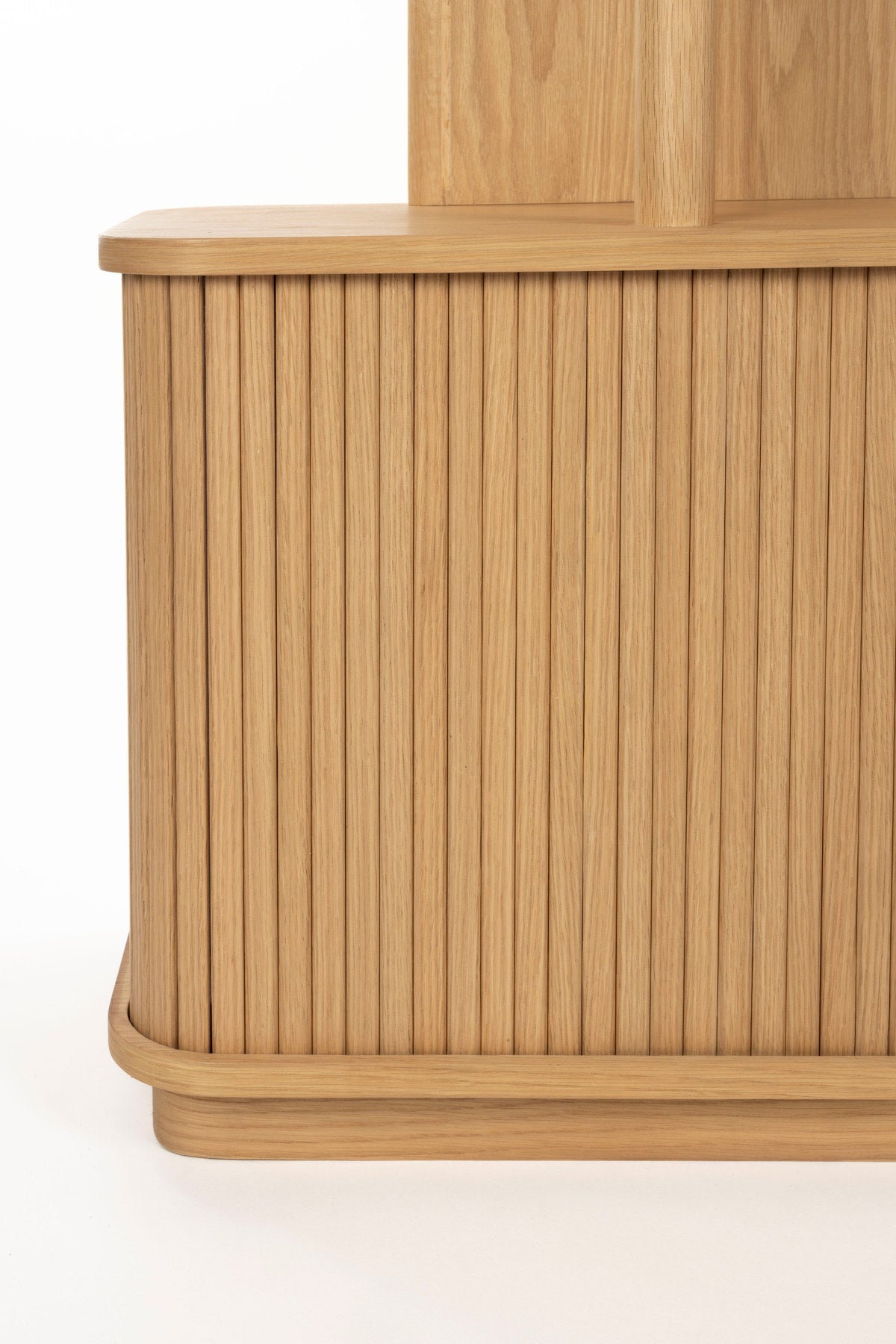 Bücherregal Barbier in Natur präsentiert im Onlineshop von KAQTU Design AG. Cabinet ist von Zuiver