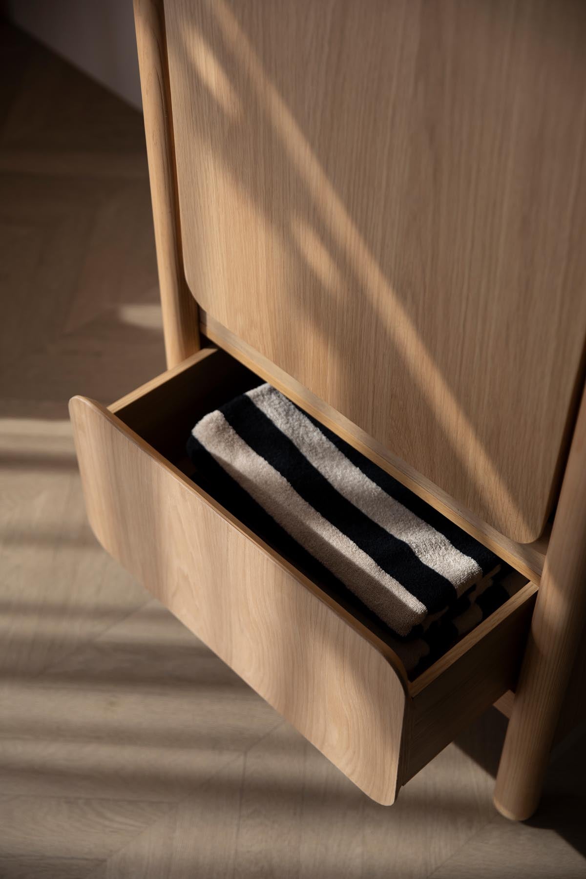 Cabinet Storm One Door in Natürlich präsentiert im Onlineshop von KAQTU Design AG. Cabinet ist von Zuiver
