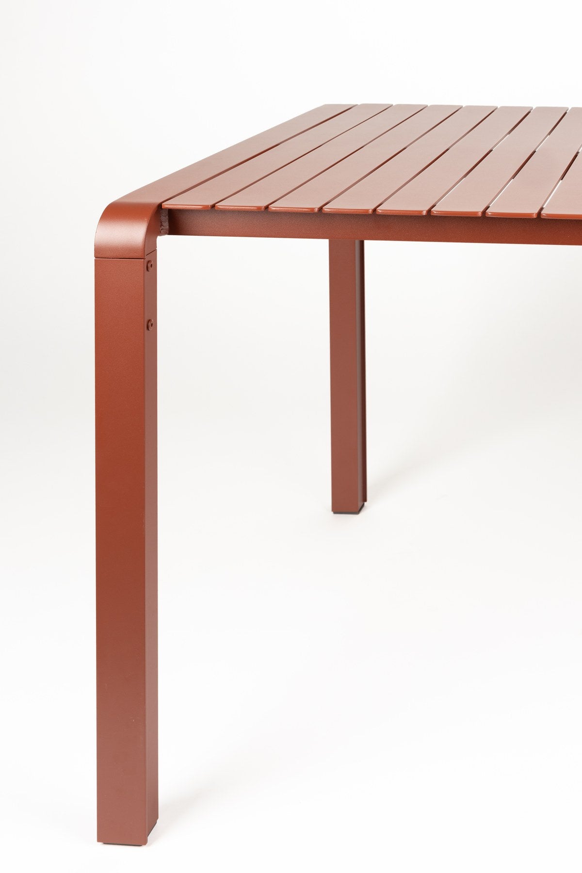 Roter Gartentisch Vondel von Zuiver mit pulverbeschichtetem Aluminiumgestell und rechteckiger Tischplatte für den Aussenbereich.
