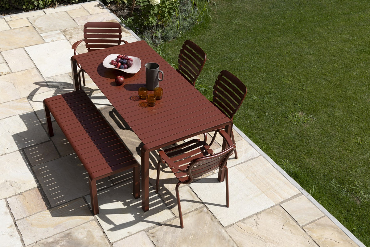 Roter Gartentisch Vondel von Zuiver mit pulverbeschichtetem Aluminiumgestell und rechteckiger Tischplatte für den Aussenbereich.