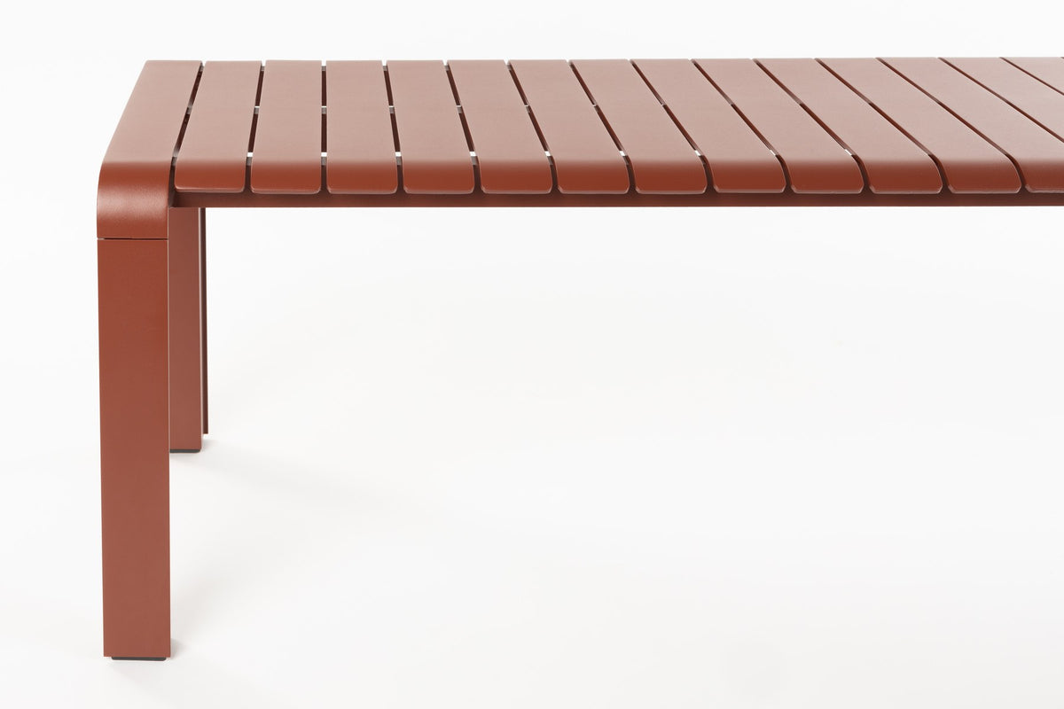 Rote Gartenbank Vondel von Zuiver mit pulverbeschichteter Aluminium-Sitzfläche, Breite 129,5 cm, Sitzhöhe 45 cm, für den Aussenbereich.