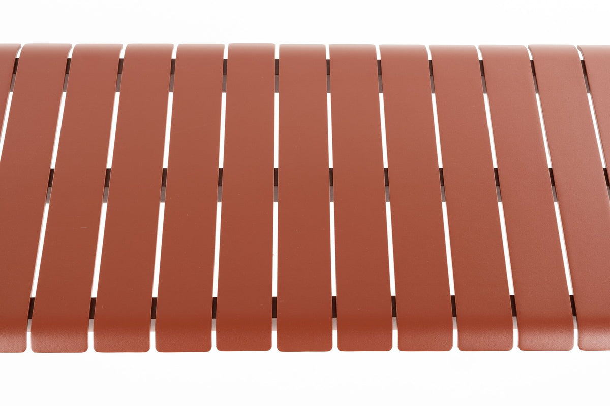 Rote Gartenbank Vondel von Zuiver mit pulverbeschichteter Aluminium-Sitzfläche, Breite 129,5 cm, Sitzhöhe 45 cm, für den Aussenbereich.
