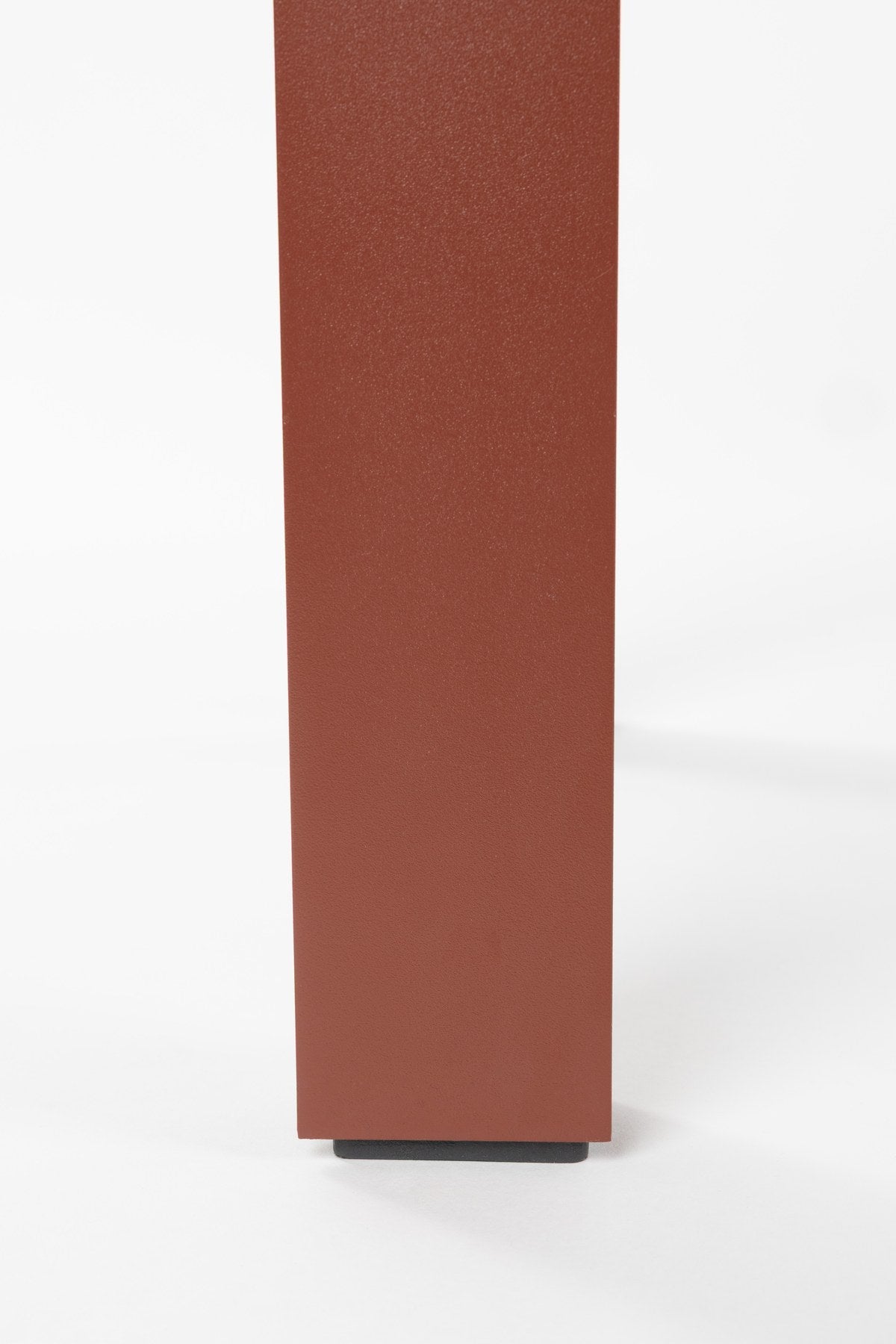 Rote Gartenbank Vondel von Zuiver mit pulverbeschichteter Aluminium-Sitzfläche, Breite 129,5 cm, Sitzhöhe 45 cm, für den Aussenbereich.