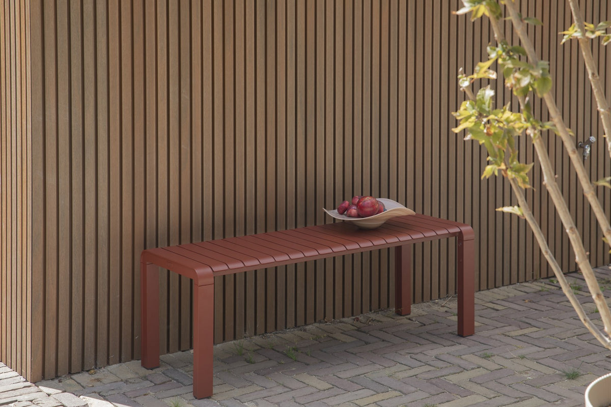 Rote Gartenbank Vondel von Zuiver mit pulverbeschichteter Aluminium-Sitzfläche, Breite 129,5 cm, Sitzhöhe 45 cm, für den Aussenbereich.