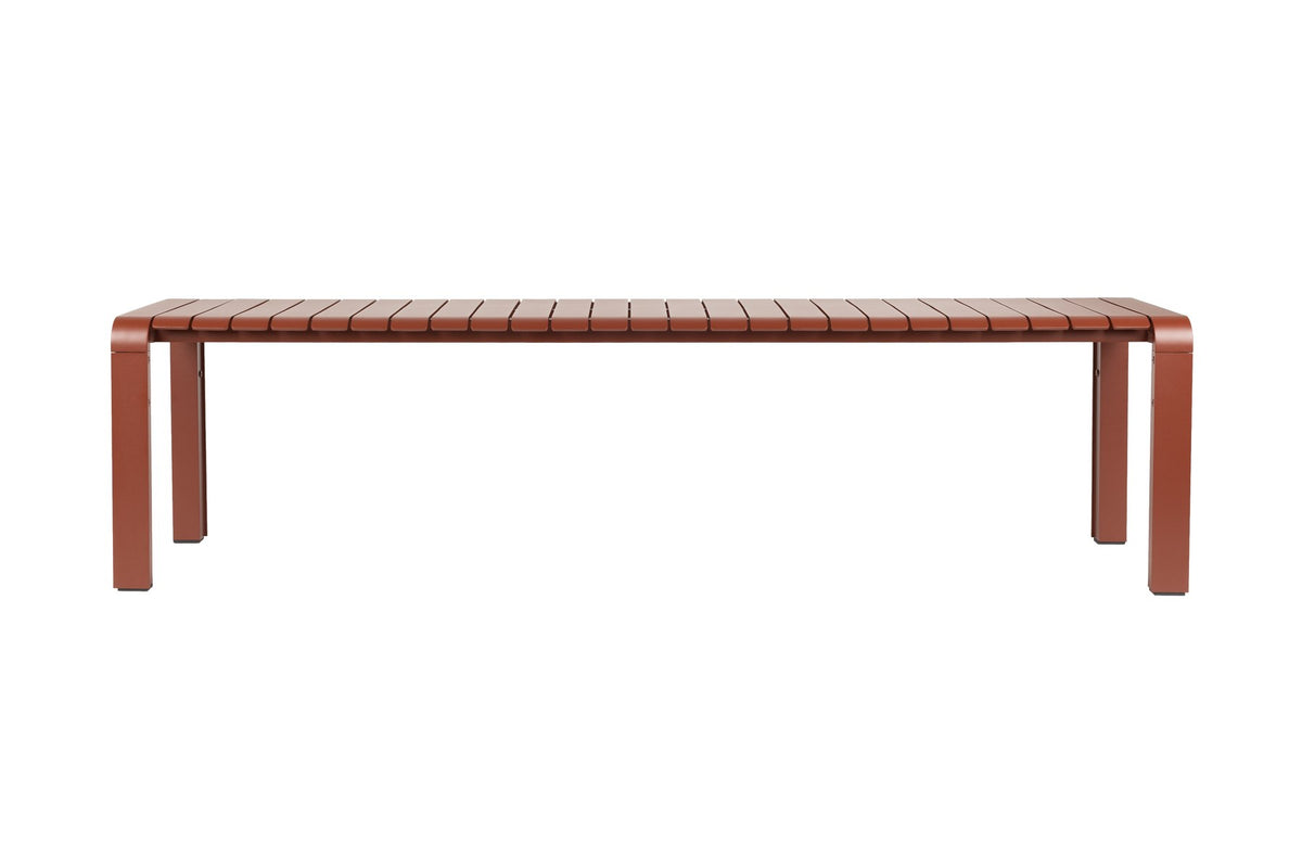 Rote Gartenbank Vondel von Zuiver aus pulverbeschichtetem Aluminium, Masse 175x45x45 cm, geeignet für den Outdoor-Bereich.