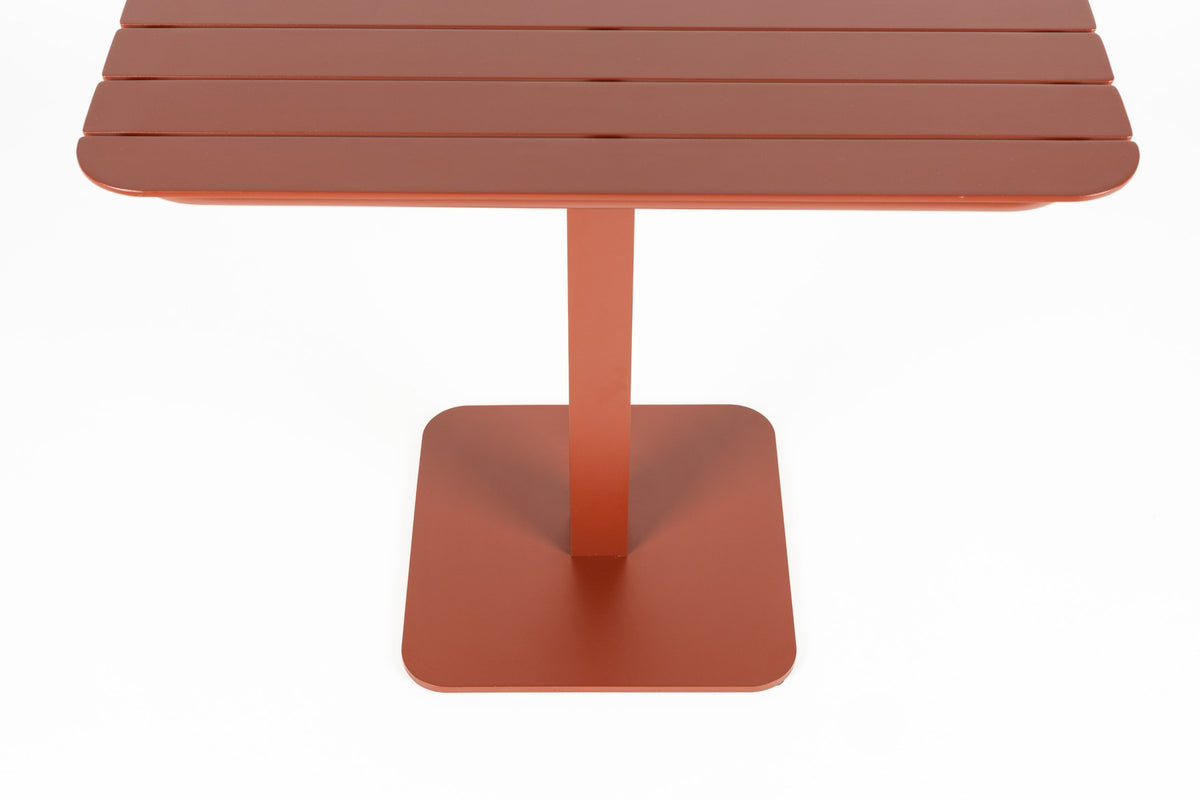Roter Gartentisch Vondel von Zuiver, pulverbeschichtetes Metallgestell, quadratische Tischplatte, Masse 71x71x74.6 cm, für den Aussenbereich.