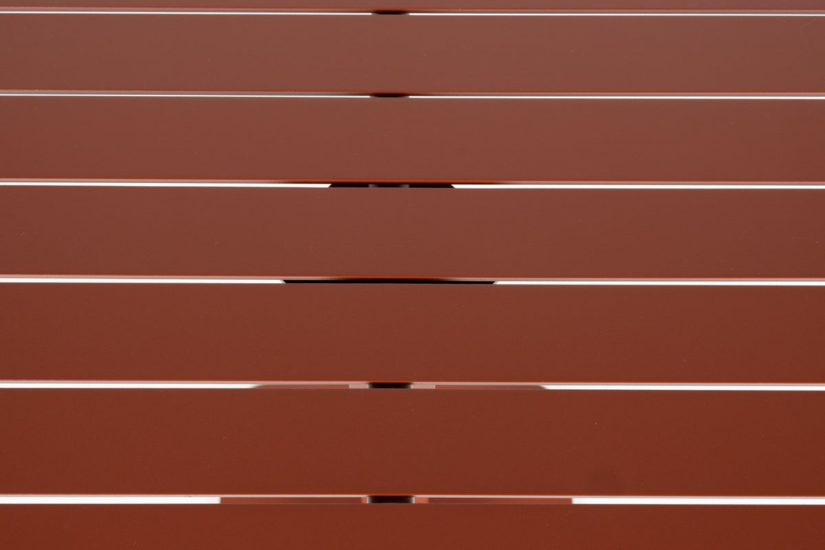 Roter Gartentisch Vondel von Zuiver, pulverbeschichtetes Metallgestell, quadratische Tischplatte, Masse 71x71x74.6 cm, für den Aussenbereich.