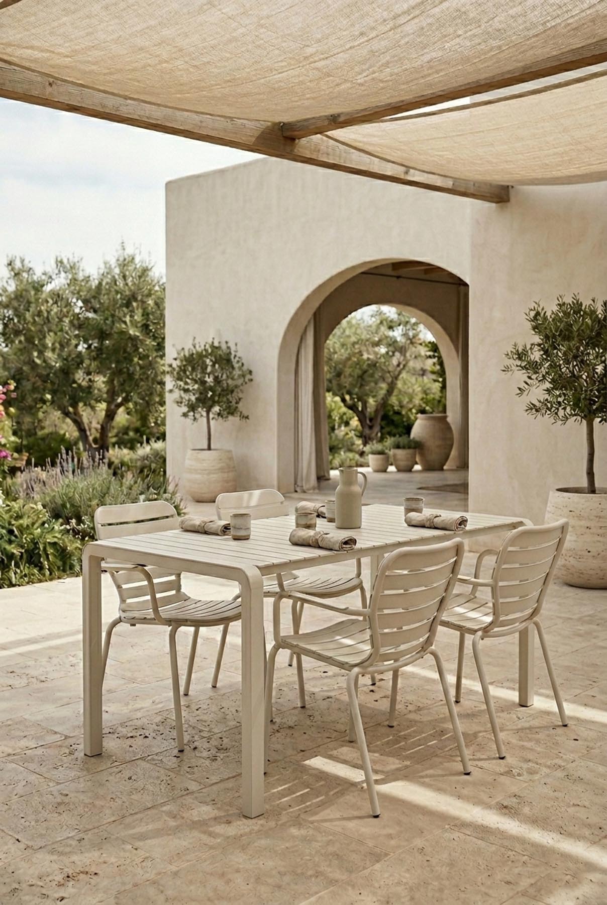 Gartentisch Vondel 168.5 + 4 Armlehnstühle Vondel weiss in Weiss präsentiert im Onlineshop von KAQTU Design AG. Gartentischset ist von Zuiver