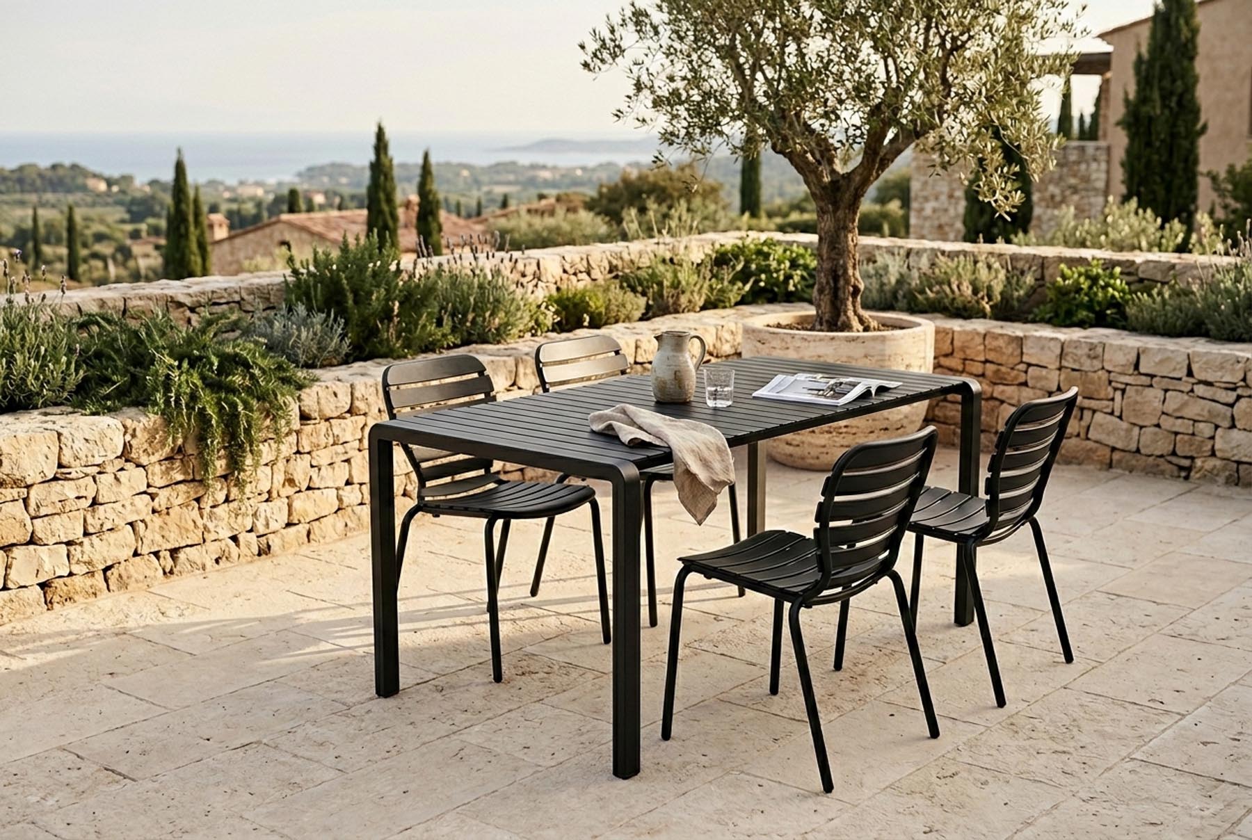 Gartentisch Vondel 168.5 + 4 Stühle Vondel Schwarz in Schwarz präsentiert im Onlineshop von KAQTU Design AG. Gartentischset ist von Zuiver