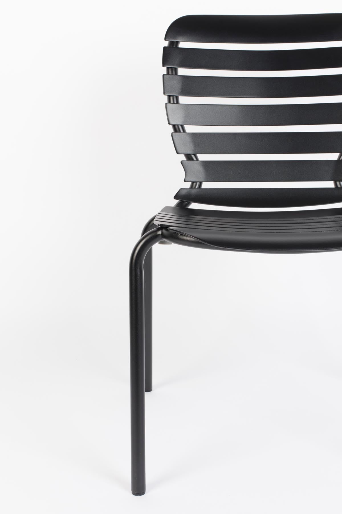 Gartentisch Vondel 168.5 + 2 Stühle + Bank Vondel Schwarz in Schwarz präsentiert im Onlineshop von KAQTU Design AG. Gartentischset ist von Zuiver