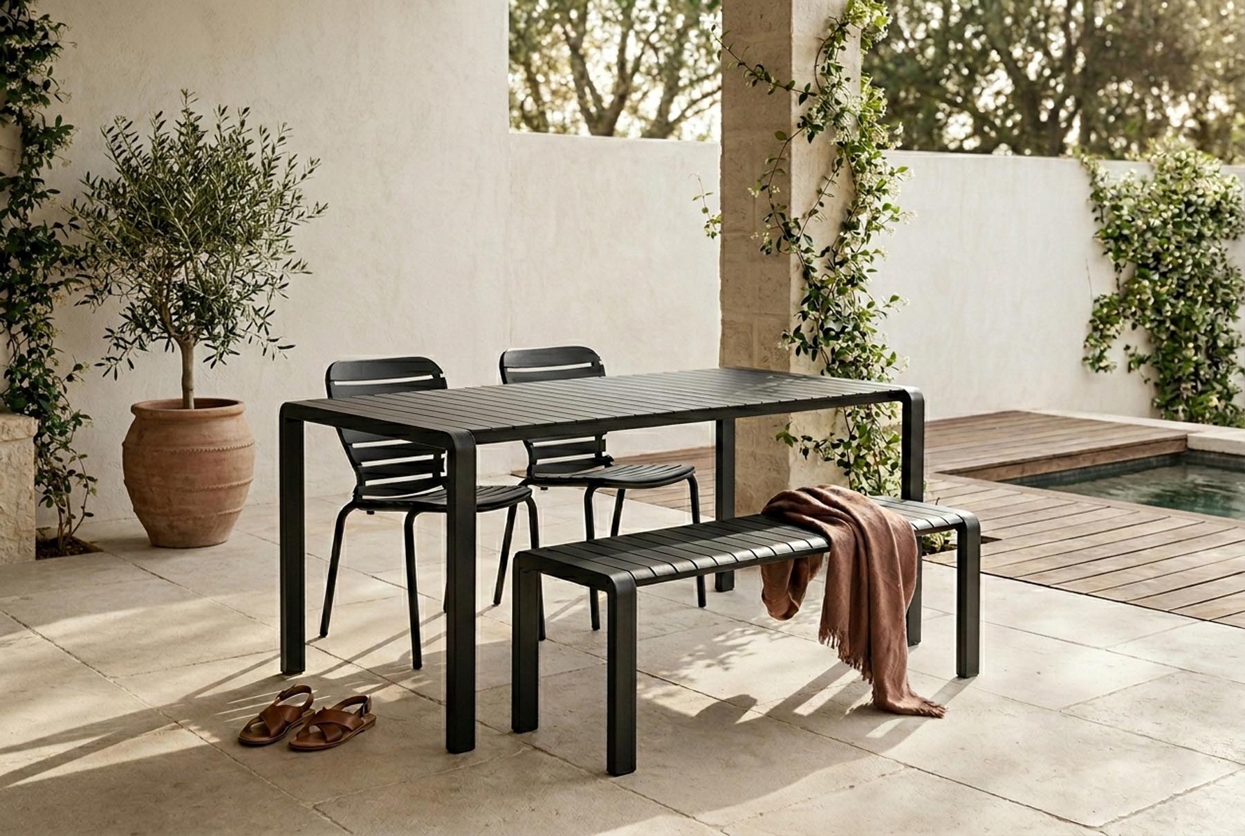 Gartentisch Vondel 168.5 + 2 Stühle + Bank Vondel Schwarz in Schwarz präsentiert im Onlineshop von KAQTU Design AG. Gartentischset ist von Zuiver