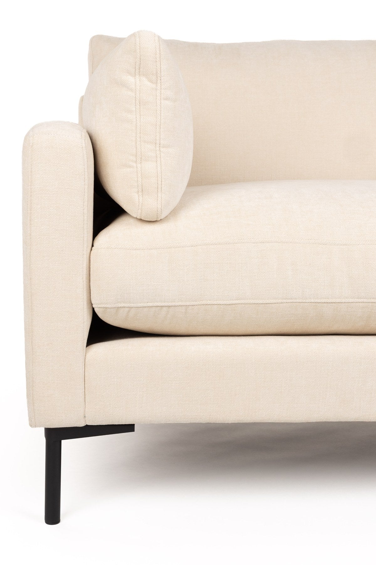 Beige gepolstertes 3-Sitzer Sofa Summer von Zuiver aus Acetat und Polyester mit PU-Schaumfüllung, Frontalansicht im Wohnraum.