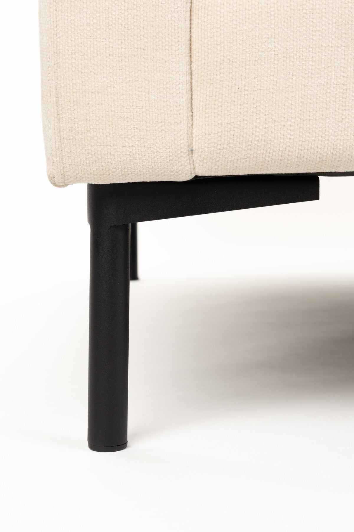 Beige gepolstertes 3-Sitzer Sofa Summer von Zuiver aus Acetat und Polyester mit PU-Schaumfüllung, Frontalansicht im Wohnraum.