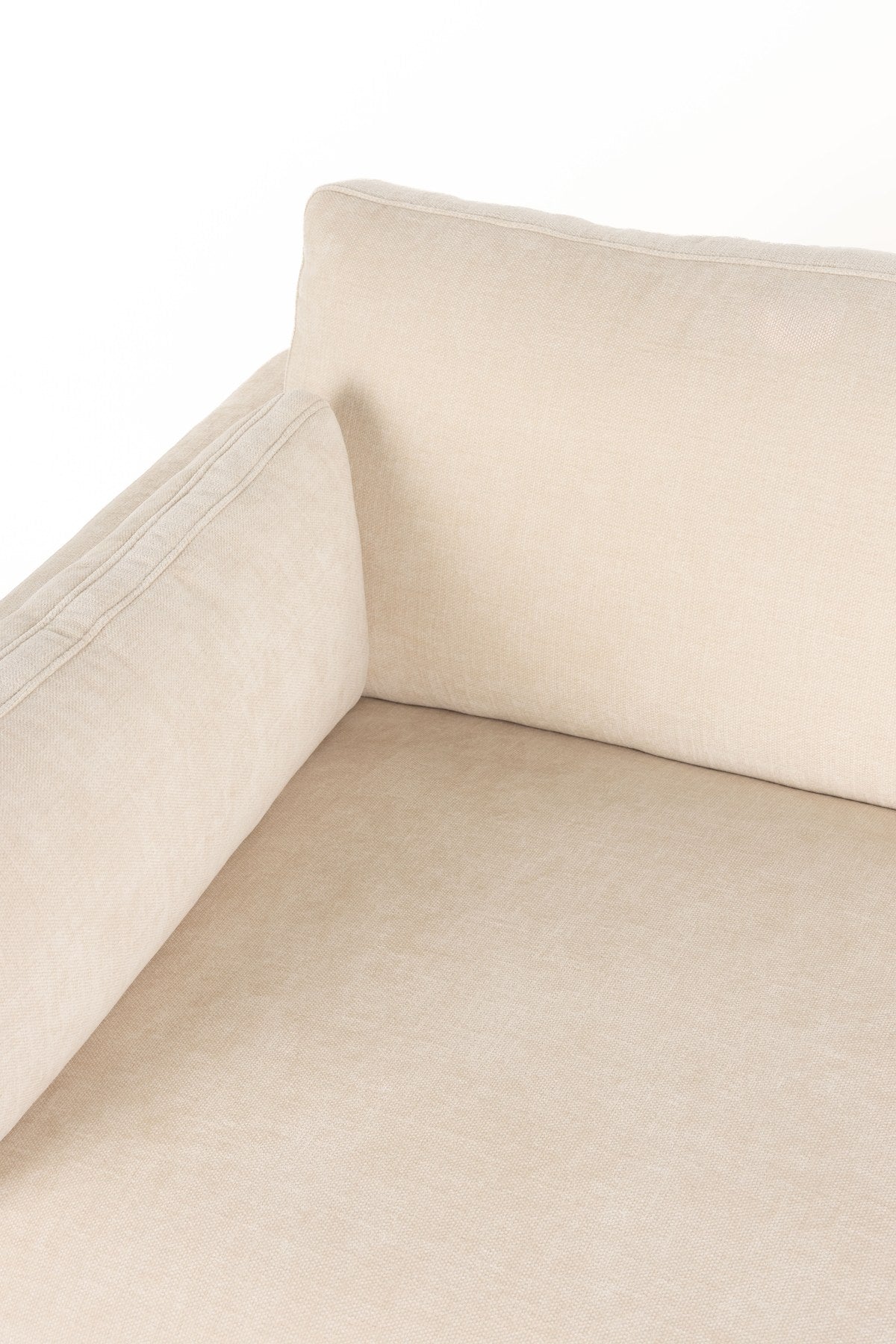 Beige gepolstertes 3-Sitzer Sofa Summer von Zuiver aus Acetat und Polyester mit PU-Schaumfüllung, Frontalansicht im Wohnraum.
