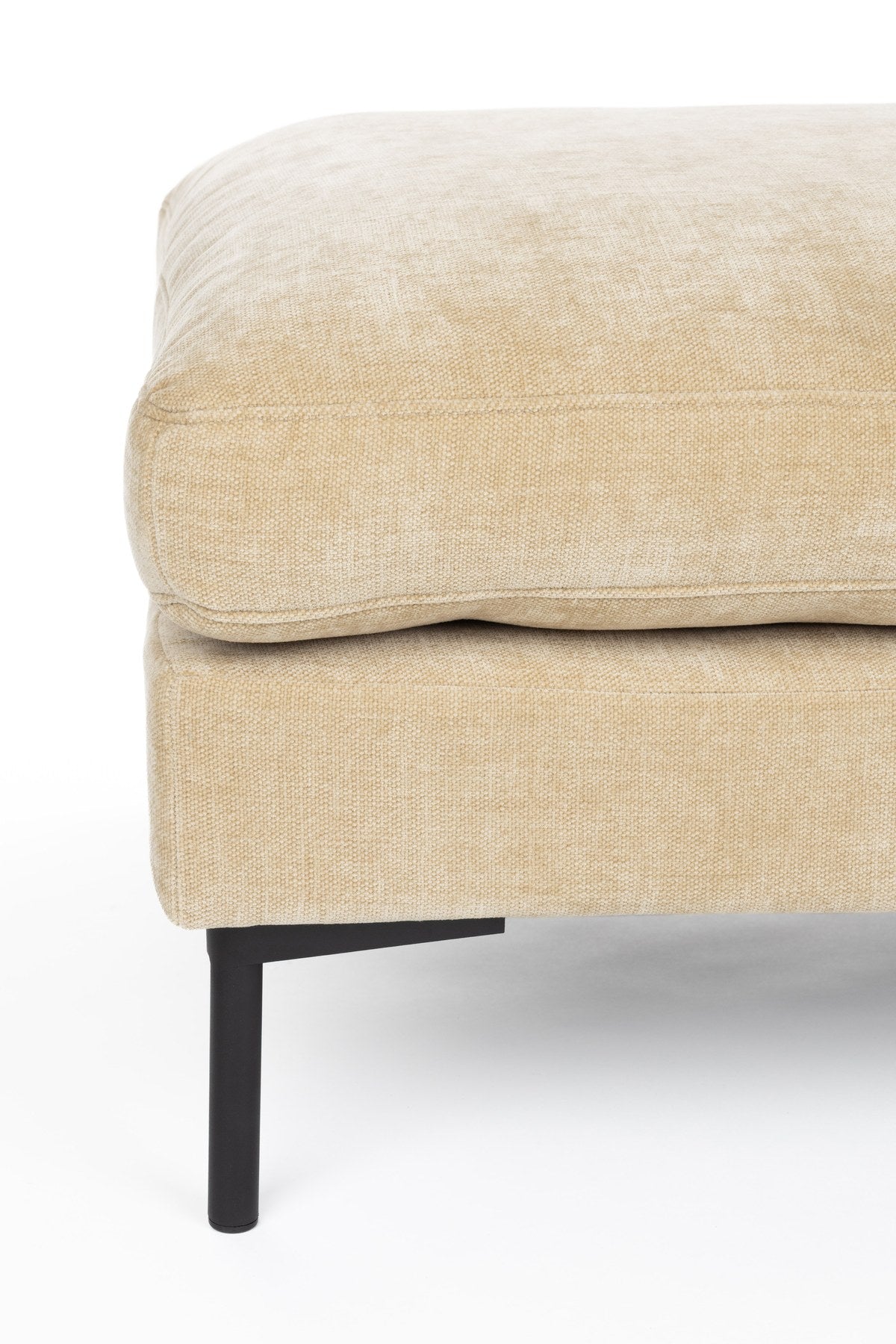 Gepolsterter Hocker Summer Sand von Zuiver in Natur, Sitzfläche aus Acetat und Polyester mit PU-Schaum-Polsterung, für den Innenbereich.