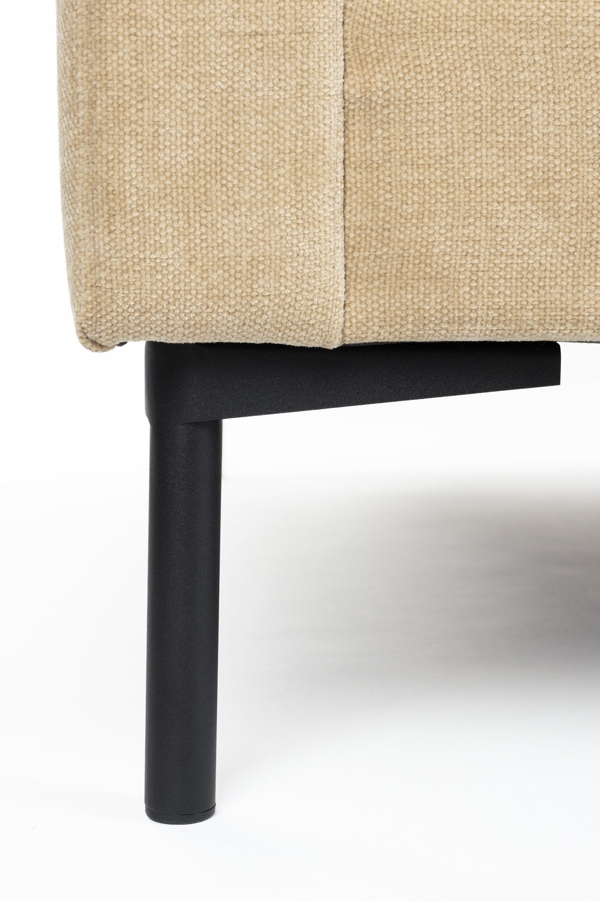 Zweisitzer Sofa Love Seat Summer Sand von Zuiver mit gepolsterter Sitzfläche aus Acetat und Polyester in der Farbe Natur, mit schlanken Beinen.