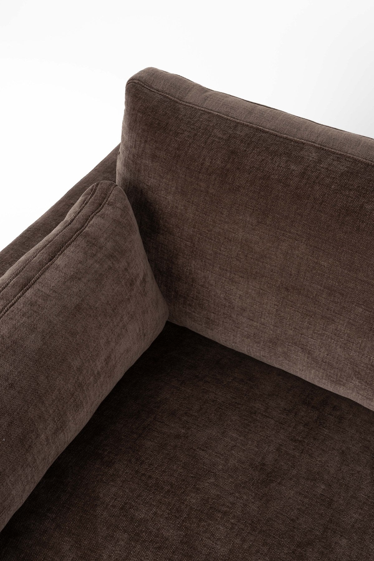 Dunkelbraunes 2er Sofa Love Seat Summer von Zuiver mit gepolsterter Sitzfläche aus Acetat und Polyester sowie schlanken Beinen.