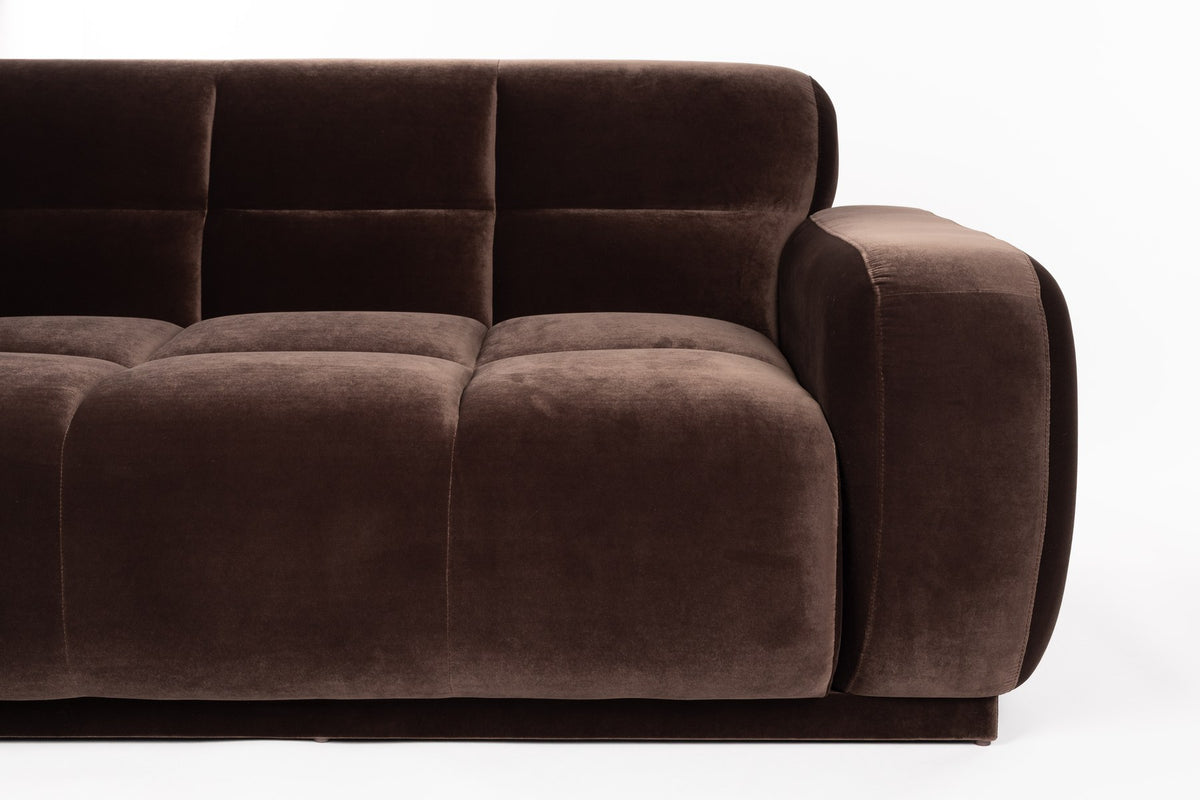 Braunes 5er Sofa Hazel von Zuiver mit Polyesterbezug, Schaumstofffüllung und Rahmen aus Gummibaumholz, weiche Rundungen und breite Sitzfläche.