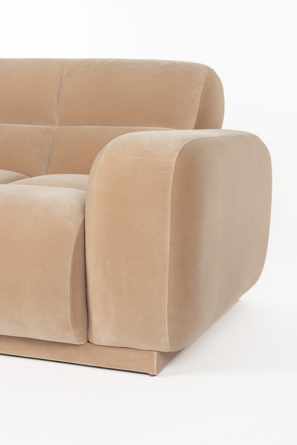 Beiges Polstersofa Hazel von Zuiver mit gerundeten Formen, Sitzfläche aus Polyester, Rahmen aus Gummibaumholz, fotografiert freigestellt.