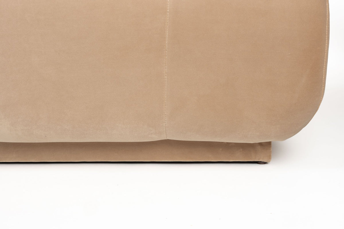 Beiges Ecksofa rechts Hazel von Zuiver mit Chaise Longue, Polyesterbezug und Schaumstofffüllung, grosszügige Sitzfläche für sechs Personen.
