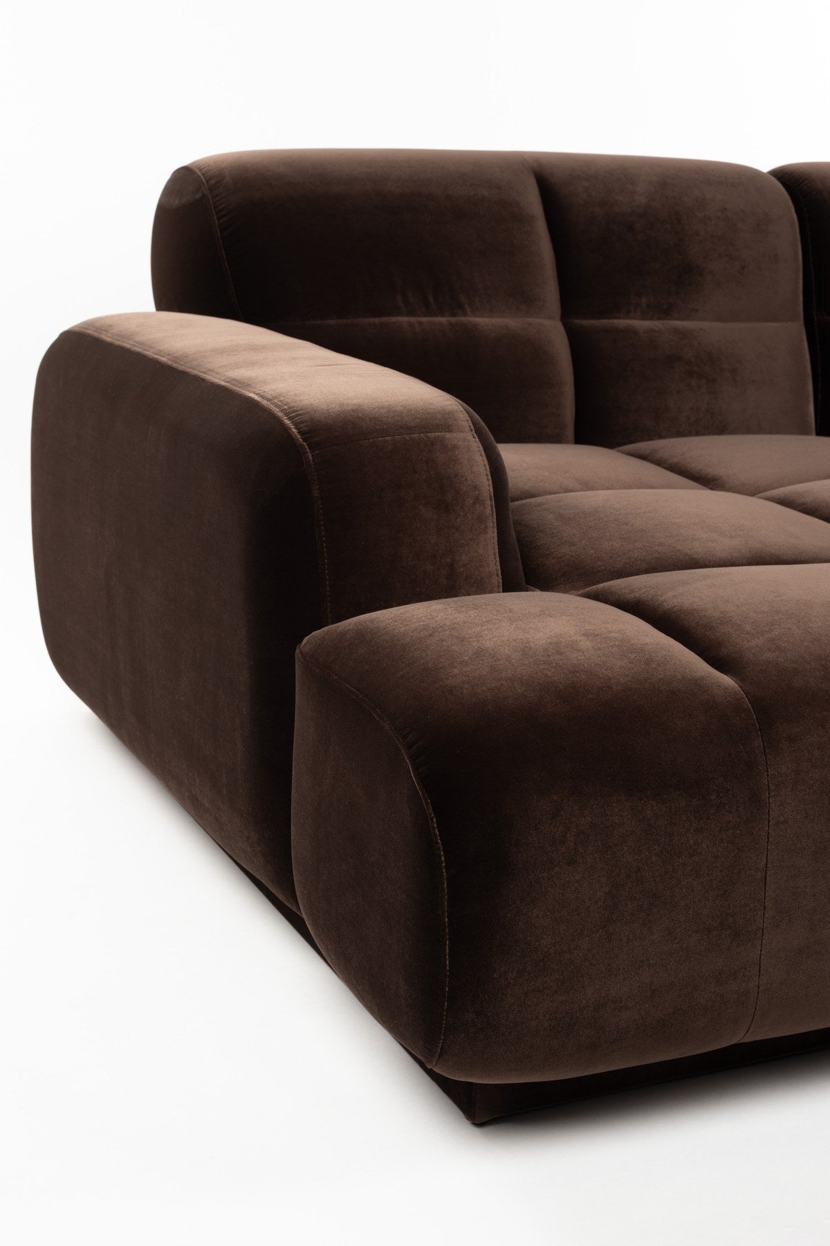 Braunes Ecksofa links Hazel von Zuiver mit Chaise Longue, gepolsterter Polyester-Bezug, grosszügige Form und weiche Rundungen.
