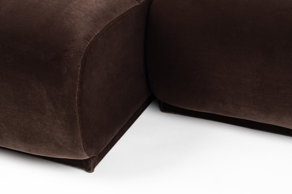 Braunes Ecksofa links Hazel von Zuiver mit Chaise Longue, gepolsterter Polyester-Bezug, grosszügige Form und weiche Rundungen.