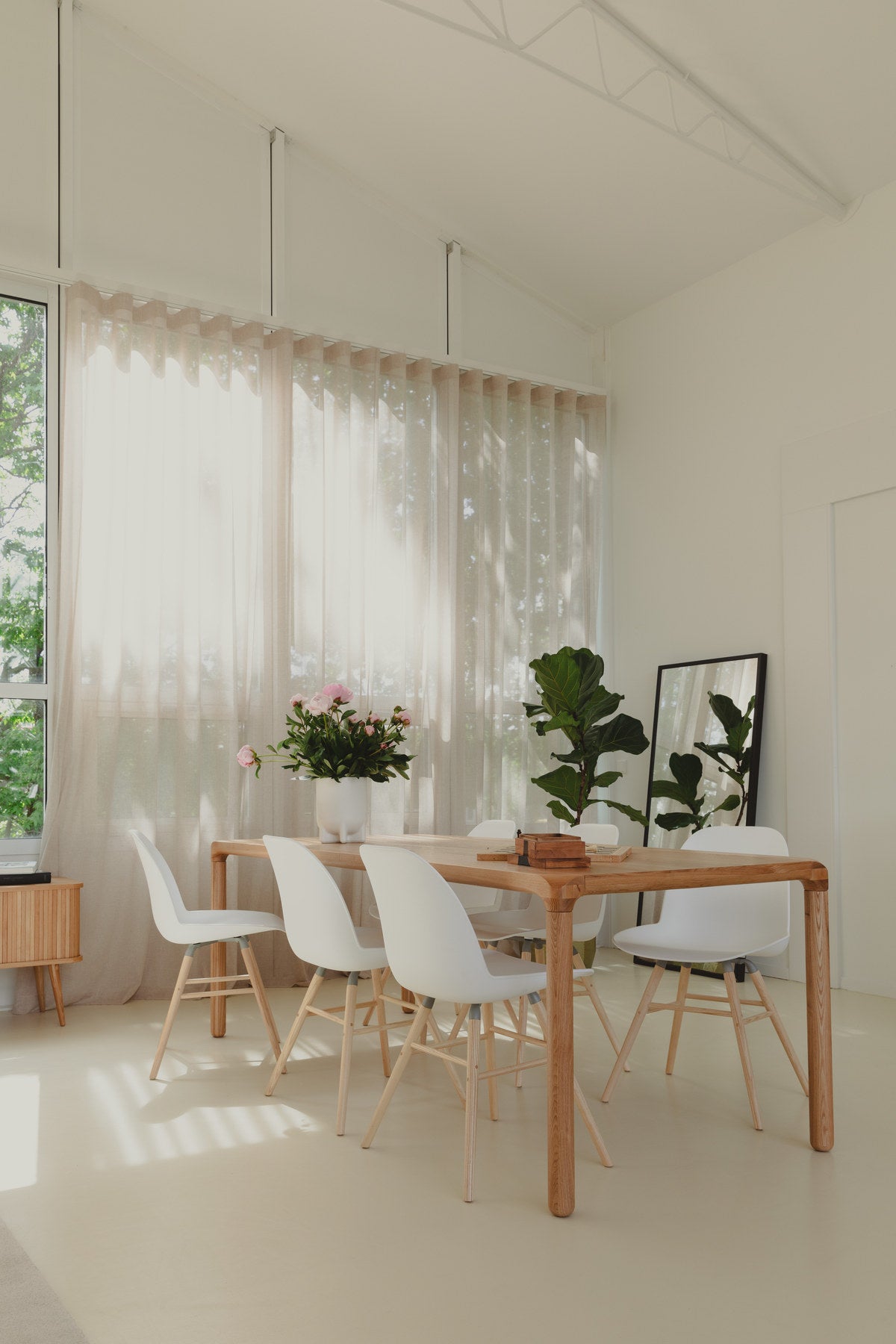 Stuhl Albert Kuip in Weiss präsentiert im Onlineshop von KAQTU Design AG. Stuhl ist von Zuiver