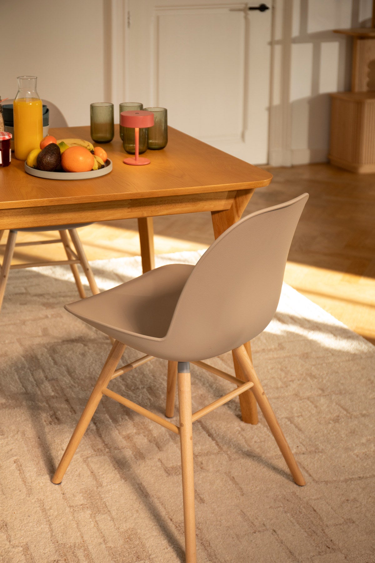 Stuhl Albert Kuip in Taupe präsentiert im Onlineshop von KAQTU Design AG. Stuhl ist von Zuiver