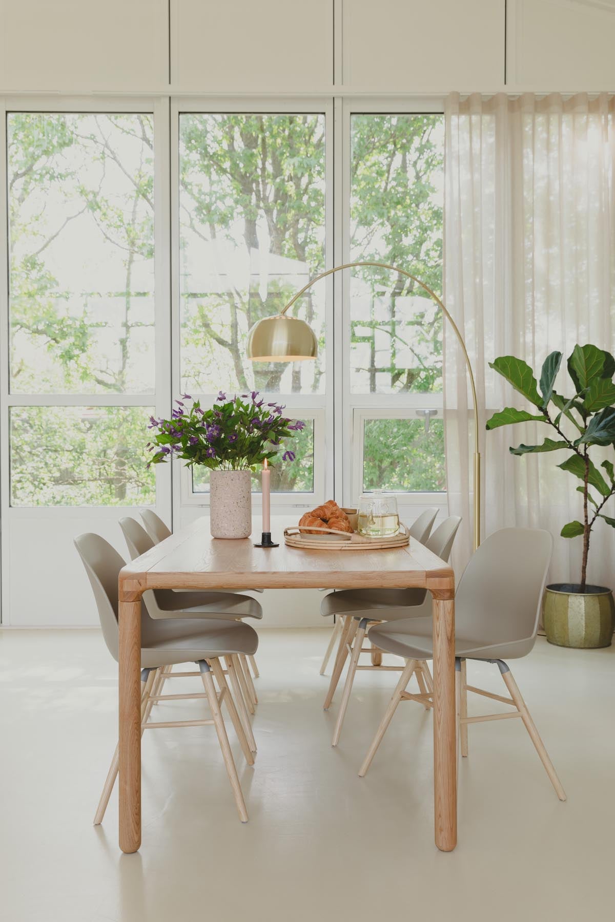 Stuhl Albert Kuip in Taupe präsentiert im Onlineshop von KAQTU Design AG. Stuhl ist von Zuiver