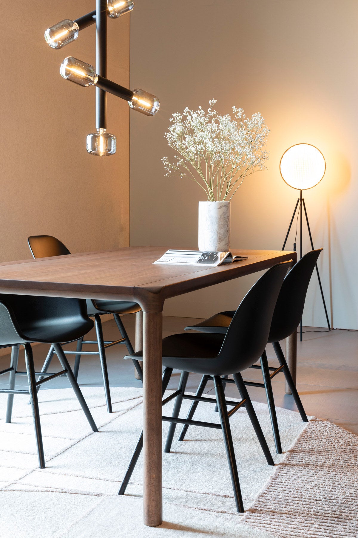 Stuhl Albert Kuip in Schwarz präsentiert im Onlineshop von KAQTU Design AG. Stuhl ist von Zuiver