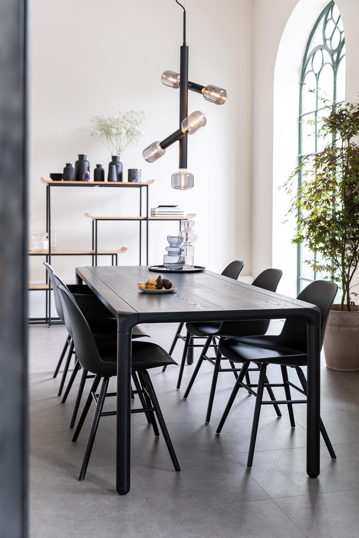 Stuhl Albert Kuip in Schwarz präsentiert im Onlineshop von KAQTU Design AG. Stuhl ist von Zuiver