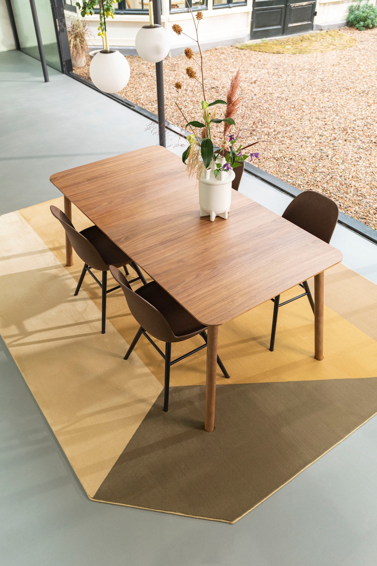 Stuhl Albert Kuip in Coffee präsentiert im Onlineshop von KAQTU Design AG. Stuhl ist von Zuiver